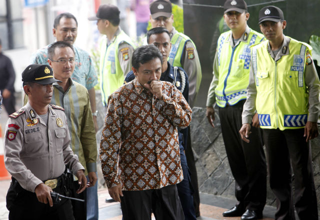 Mantan Menpora Andi Mallarangeng saat hendak menuju kantor KPK pada 11 Januari 2013. Foto oleh EPA