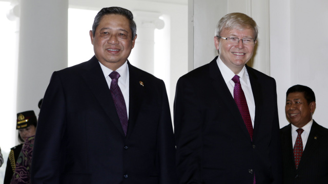 TALKING ASYLUM-SEEKING. Australia's Prime Minister Kevin Rudd (R) walks with Indonesia's President Susilo Bambang Yudhoyono shortly before a meeting at Bogor Palace in Bogor, West Java, Indonesia, 05 July 2013. EPA/MAST IRHAM