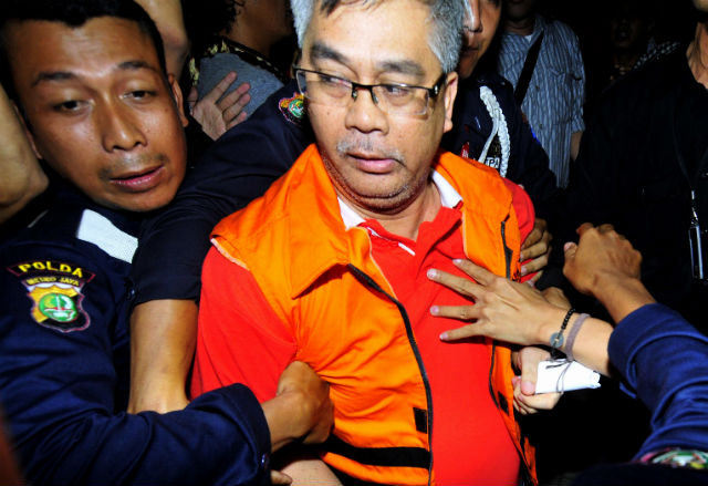 OFF TO PRISON. Security officers from Indonesia’s powerful Corruption Eradication Commission (KPK) escort former Constitutional Court Chief Akil Mochtar into a detention room in Jakarta, Indonesia, in this October 2013 file photo. Mochtar is facing life imprisonment. Photo by EPA 