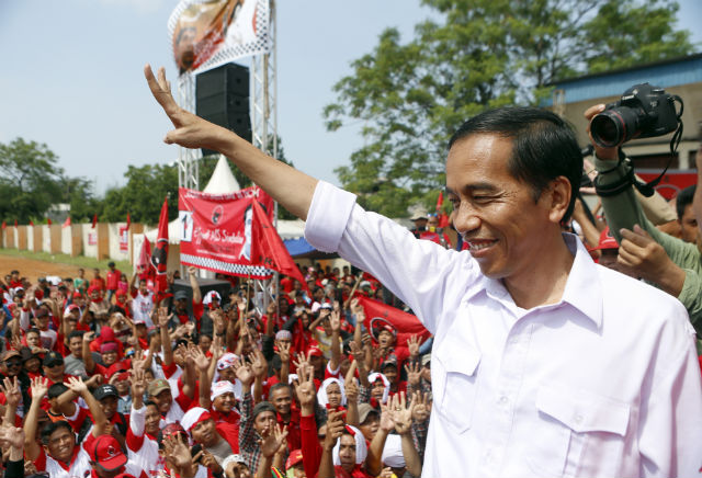 MAN OF THE PEOPLE. Indonesian presidential candidate Joko Widodo waves to supporters during an Indonesian Democratic Party of Struggle (PDI-P) campaign rally in Jakarta in March 2014. Photo by Adi Weda/EPA