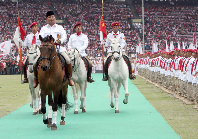 GRAND ENTRANCE. Indonesian presidential candidate Prabowo Subianto rides a horse as he inspects his party members during a campaign rally in Jakarta in March 2014. Photo by Adi Weda/EPA