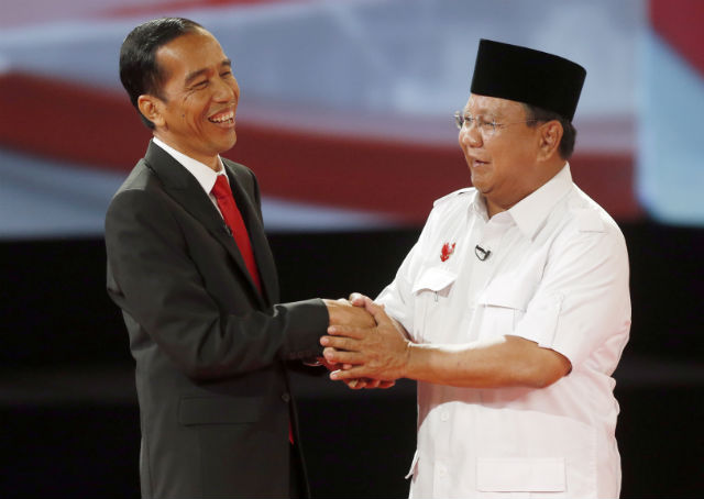 FRIENDLY DEBATE. Presidential candidate Prabowo Subianto (R) talks to his contender Joko Widodo (L) shortly after a debate in Jakarta on June 15, 2014. Indonesia will hold its presidential election on July 9, 2014. Photo by Adi Weda/ EPA