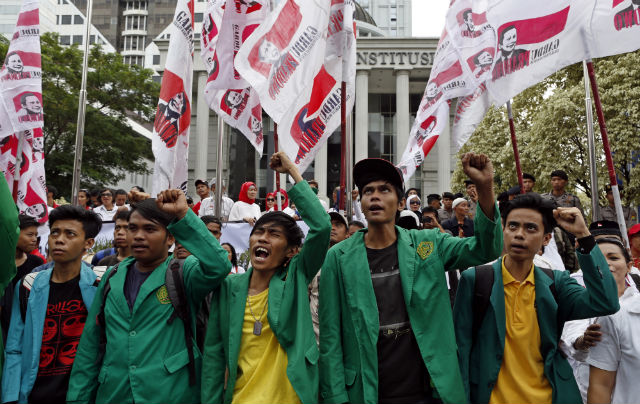 SHOW OF SUPPORT. Prabowo supporters protest outside the Constitutional Court in Jakarta on July 25, 2014. Photo by EPA