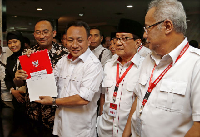 SERIOUS CHALLENGE? A lawyer of Indonesia's losing presidential candidate Prabowo Subianto, Didi Supriyanto (2-L), accompanied by Firman Wijaya (L) Akbar Tanjung (2-R) and Mahendra Data (R), show an official receipt after filing a legal challenge against the presidential election result with the Constitutional Court on July 25, 2014. Photo by EPA