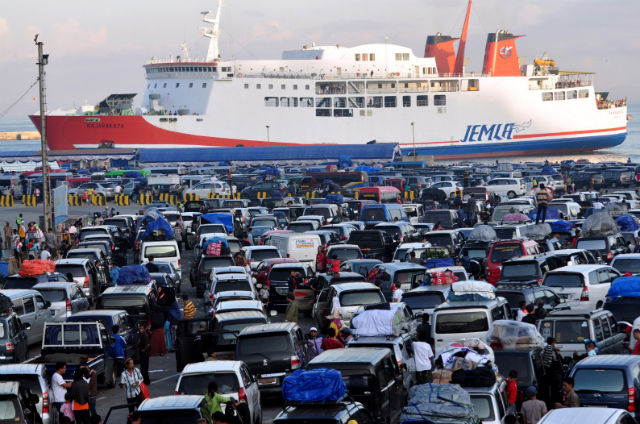 Thousands of cars queue to board a passenger ship at Merak Port in Banten Province, Indonesia, on July 26, 2014. Photo by EPA