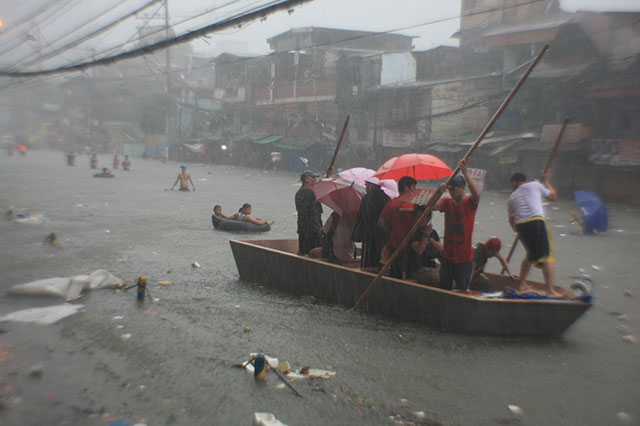 MAKESHIFT ARK. Wooden boats were used to rescue residents from the flood in Brgy. Damayan Lagi, Quezon City. Photo by Raffy Taboy