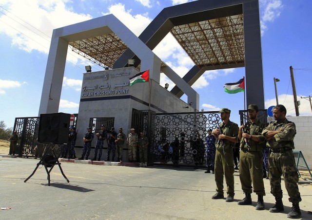 BORDER SECURITY. Members of Hamas' security forces stand guard in front of the Rafah border crossing in the southern Gaza Strip on September 16, 2013. AFP/Said Khatib