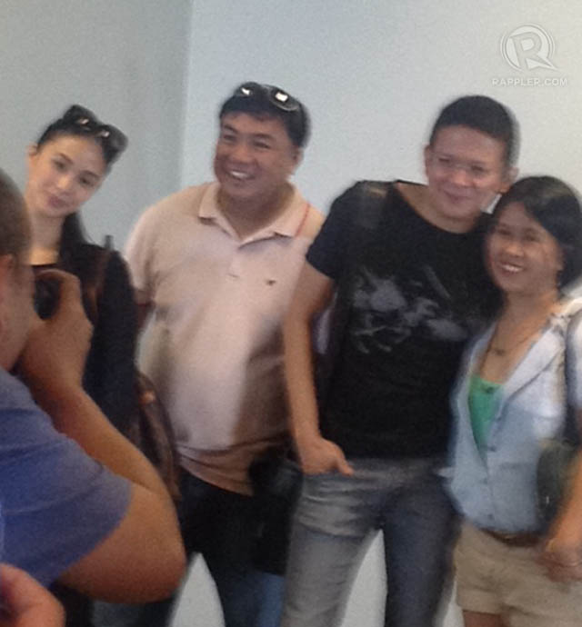 SAY CHEESE! Heart Evangelista and Sen. Chiz Escudero flanked by fans at the NAIA 3. Photo by Rappler
