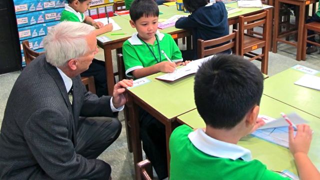 DR. ARMSTRONG VISITS A grade 2 classroom in Keys school in Mandaluyong 
