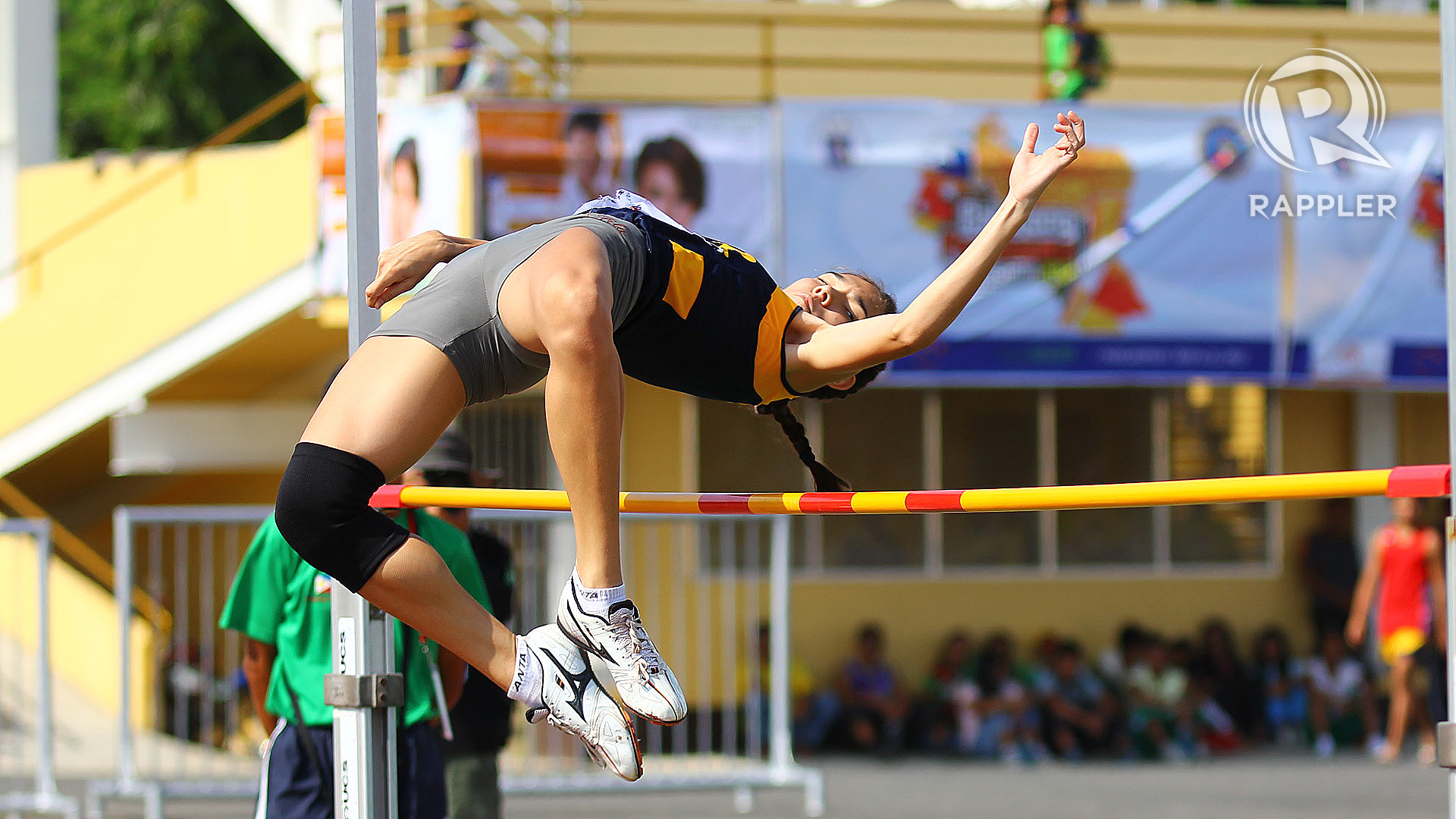 MEMECAHKAN REKOR.  Maureen Emily Schrijvers dari NCR memecahkan rekor lompat tinggi putri tingkat menengah.  Joshua Albelda.
