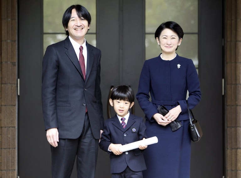 ROYAL PUPIL. In this file photo, a much younger Prince Hisahito (C) is accompanied by his father Prince Akishino (L) and mother Princess Kiko as they pose for photos after he attended his graduation ceremony at Ochanomizu University affiliated kindergarten in Tokyo on March 14, 2013. AFP / Pool
