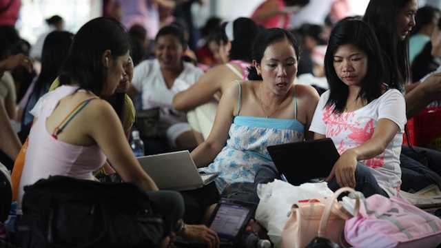 WE HAVE RIGHTS. Filipina women use their laptop computers at a popular gathering place for Filipino workers in Hong Kong's central district on August 2, 2009. AFP PHOTO / ED JONES