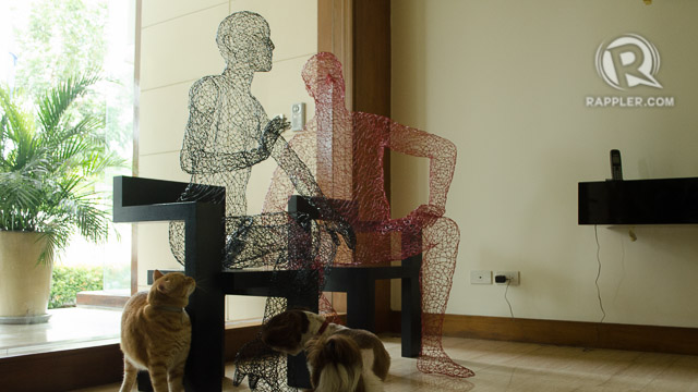 EVEN THE PETS LOVE ART. Wire mesh sculpture by Florentino Mendiola Cagro