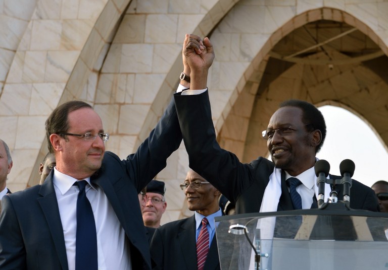 'VIVE LA FRANCE' French President Francois Hollande (L) and Malian President Dioncounda Traore (R) wave to the crowd after their speech on February 2, 2013 in Bamako, Mali. AFP PHOTO / ERIC FEFERBERG