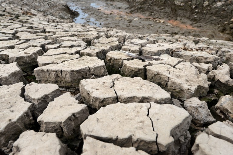 The dry soil of Los Laureles dam, southern Tegucigalpa, Honduras, on May 22, 2013. AFP/ Orlando Sierra
