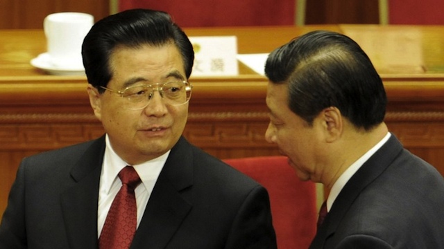 SUCCESION. This file photo taken on March 13, 2009 shows Chinese President Hu Jintao (L) talking to Vice President Xi Jinping after the closing session of the annual National People's Congress at the Great Hall of the People in Beijing. AFP PHOTO / FILES / GOH CHAI HIN