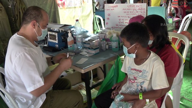 HELPING KIDS. An Israeli doctor treats a child at the Israeli Defense Forces field hospital in Bogo City, Cebu. The field hospital is complete with various medical experts and equipment to help the Haiyan-hit city. Photo by Franz Lopez/Rappler 