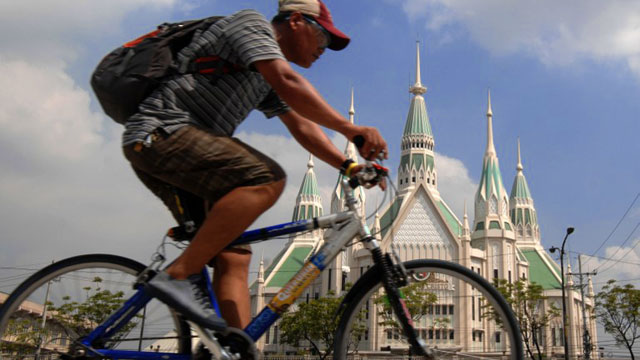 NO TRAFFIC. File photo of a cyclist passing by the Iglesia ni Cristo central temple in Quezon City. Photo by Noel Celis/ AFP