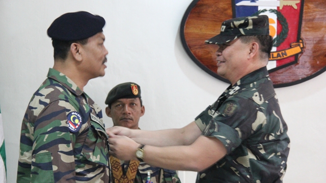 BRONZE MEDALS. The Philippine Army gives bronze medals to Malaysian troops part of the outgoing International Monitoring Team batch 7 in recognition of their efforts to monitor peace between the Philippine government and the MILF. All photos by Ferdinandh Cabrera