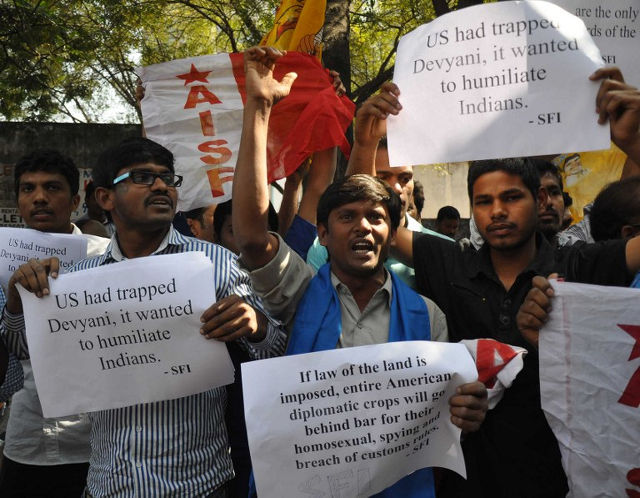 DIPLOMATIC DEAL. Members of The All India Students Federation (AISF) protest in front of the US consulate in Hyderabad on December 19, 2013, following the arrest of Devyani Khobragade. The US and India recently reached a deal that allowed Khobragade to fly home. AFP PHOTO/STR