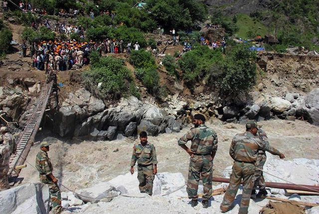 EVACUATIONS. A handout photo provided by the Indian Army on 22 June 2013 shows an Indian army operation to salvage residents across a swollen river in the Kedarnath Valley in Uttarakhand, India, on 21 June 2013. Photo courtesy of the Indian Army/EPA/Handout
