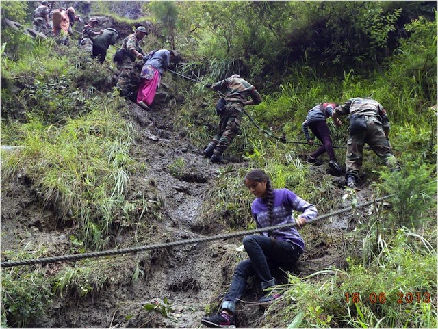 RESCUE OPS. A handout photo released on 19 June 2013 by Indian Army shows an Indian army rescue operation in Uttrakhand, India, on 18 June 2013. EPA/INDIAN ARMY/HANDOUT