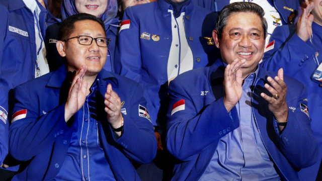 RESIGNED. In this photograph taken on February 17, 2013 Democratic Party chairman Anas Urbaningrum (L) applauds during the party congress with Indonesian President Susilo Bambang Yudhoyono (R) in Jakarta. Indonesia's anti-graft body named on February 22, 2013 the chairman of the ruling party as a suspect in connection with a multi-million-dollar corruption case, the latest scandal to hit the president's party ahead of 2014 elections. Photo by AFP