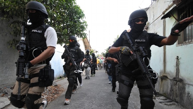 ELITE FORCE. This picture taken on September 26, 2012 shows Indonesian anti-terror policemen from Detachment 88 (Densus 88) investigating a house belonging to a terror suspect in Solo. File photo by AFP/Anwar Mustafa