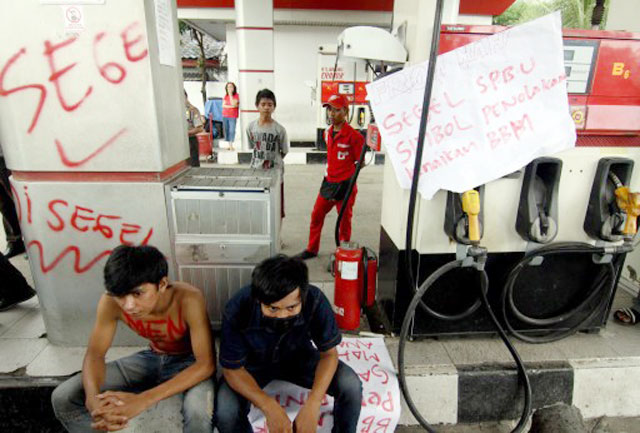 MAKASSAR, Indonesia - Indonesian demonstrators vandalize a gasoline station on June 17, 2013 in Makassar, on Sulawesi island, during a protest against the fuel price hike. Indonesian lawmakers on on June 17 approved a revised budget in a move that paves the way for the first hike in fuel prices since 2008 amid nationwide protests against the measure. AFP PHOTO / JALIN