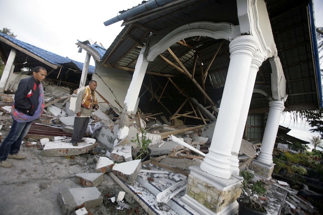 QUAKE DAMAGE. Villagers inspect a collapsed building in Blang Pancung Village, Central Aceh district, Indonesia, 03 July 2013. Photo by EPA/Hotli Simanjuntak