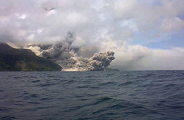 ERUPTION. This photo taken on August 10, 2013 from the Maurole district of East Nusa Tenggara province with a camera phone shows the Mount Rokatenda volcano spewing a huge column of hot ash during an eruption. Photo by AFP