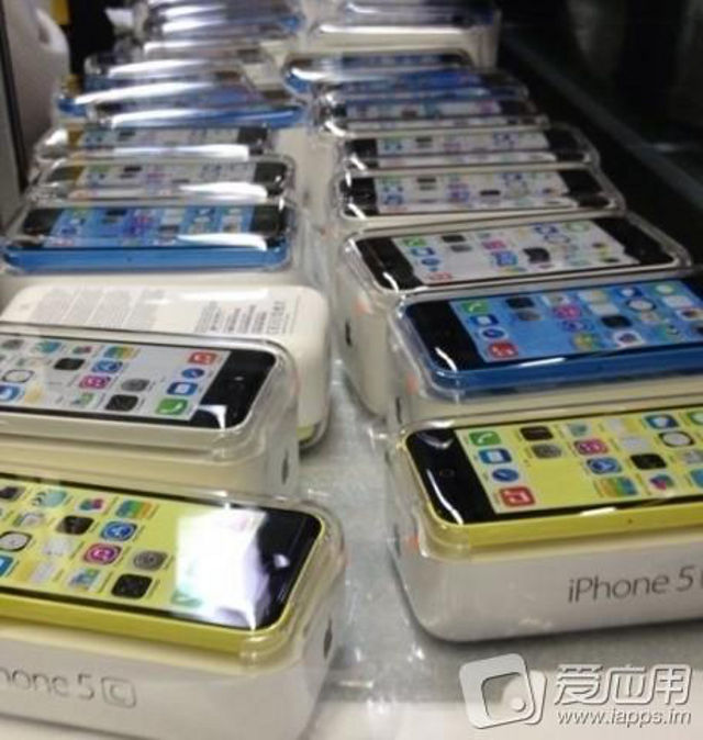 COLORFUL IPHONES. iApps.im posts pictures of the rumored iPhone 5C.