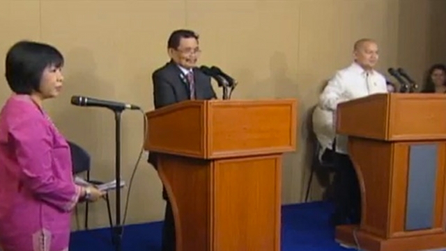 ANOTHER FIRST. MILF peace panel chairman Mohagher Iqbal and Government peace panel chairman Marvic Leonen hold their first joint press briefing in Malacañang on Monday, October 15. They say their panels have agreed to meet again in November to work on the annexes of the peace roadmap. Screengrab from RTVM 