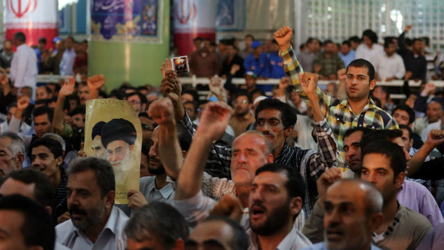 NUCLEAR PROGRAM. Iranians listen to the Iranian President Hassan Rowhani’s speech on the occasion Ayatollah Ruhollah Khomeini’s 25th death anniversary, at the shrine of Khomeini, in southern Tehran, Iran in June 3, 2014. Rowhani said that he and his government will try to remove all the sanctions against the country due to Iran`s dispute nuclear program. Photo by Abedin Taherkenareh/EPA