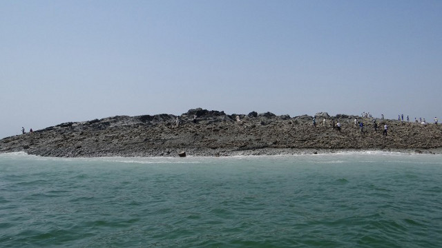 'QUAKE ISLAND.' An island appeared off the coastline of Gwadar, Pakistan after an earthquake the day before. AFP/ Pakistan government
