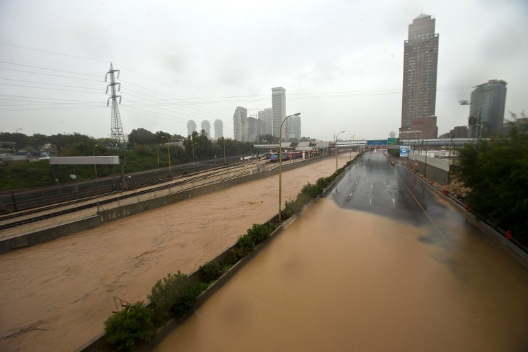 FLOODED TEL AVIV. Rains disrupt the roads and rail system on January 8, 2013, in the Mediterranean coastal city of Tel Aviv. AFP PHOTO/JACK GUEZ