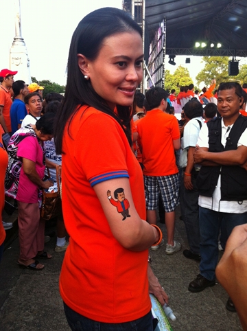 ‘ERAP TATTOO.’ Estrada’s daughter Jackie Ejercito-Lopez also attends the proclamation rally of her father in Manila, coming up with the idea for the stick-on “Erap tattoo.” Photo by Rappler/Ayee Macaraig 