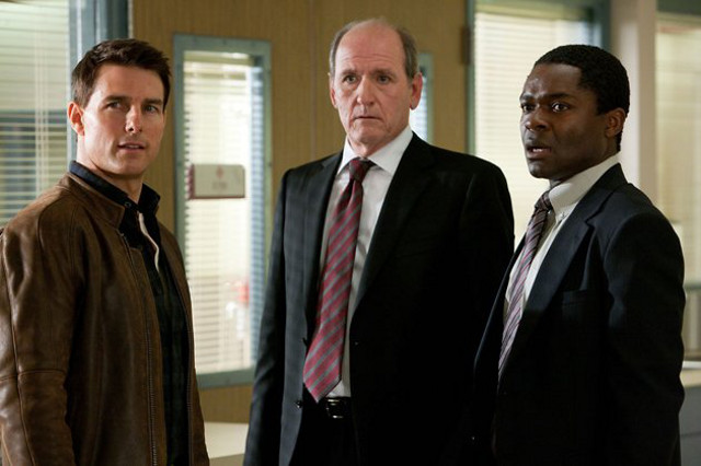 JUST STANDING THERE. Tom Cruise, Richard Jenkins and David Oyelowo in ‘Jack Reacher’