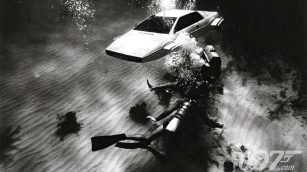 THE SPY WHO LOVED ME. James Bond creators already imagined cars that can go underwater in 1977. Image from the James Bond 007 Facebook page