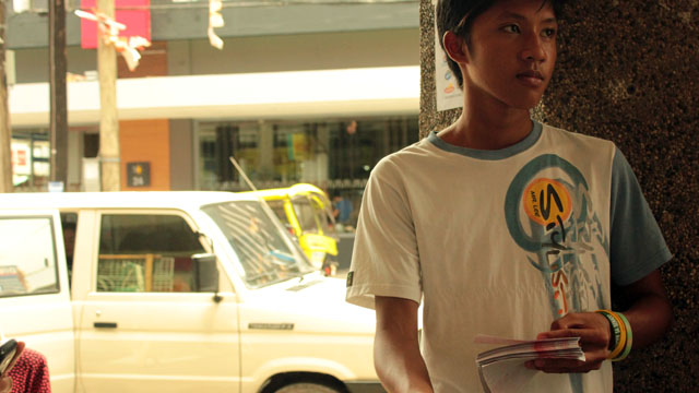 SUMMER JOB. With the Palaro around, Jamin has more people to give flyers to. Photo by Rappler/Yuys Escoreal.