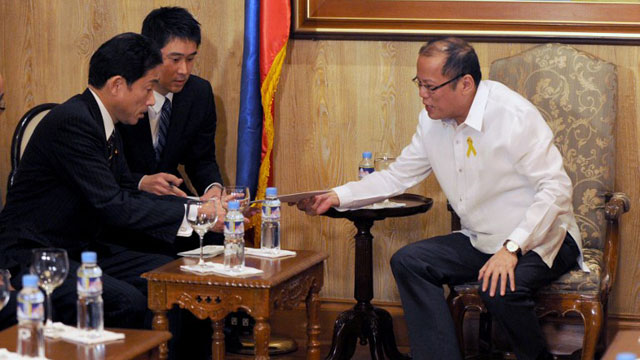 PHILIPPINES, Manila : Philippine President Benigno Aquino (R) hands over a document to Japanese Foreign Minister Fumio Kishida (L) during his courtesy call in Malacanang Palace in Manila on January 10, 2013. Japanese Foreign Minister Fumio Kishida called on January 10 for stronger ties with the Philippines to help ensure regional peace, amid tense territorial disputes by both countries with a rising China. AFP PHOTO / Jay DIRECTO