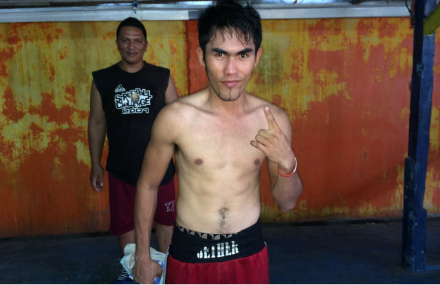 Jether Oliva poses after training as trainer Rene Gabawa looks on. Photo by Ryan Songalia/Rappler