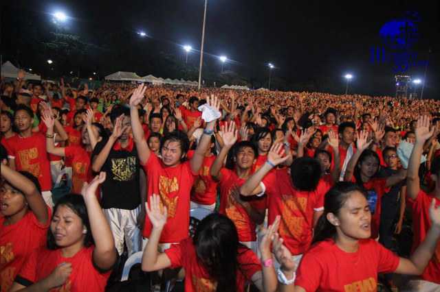 THANKING GOD. Thousands flock to the Quirino Grandstand to mark JIL's 35th anniversary. Photo from JIL's Facebook page