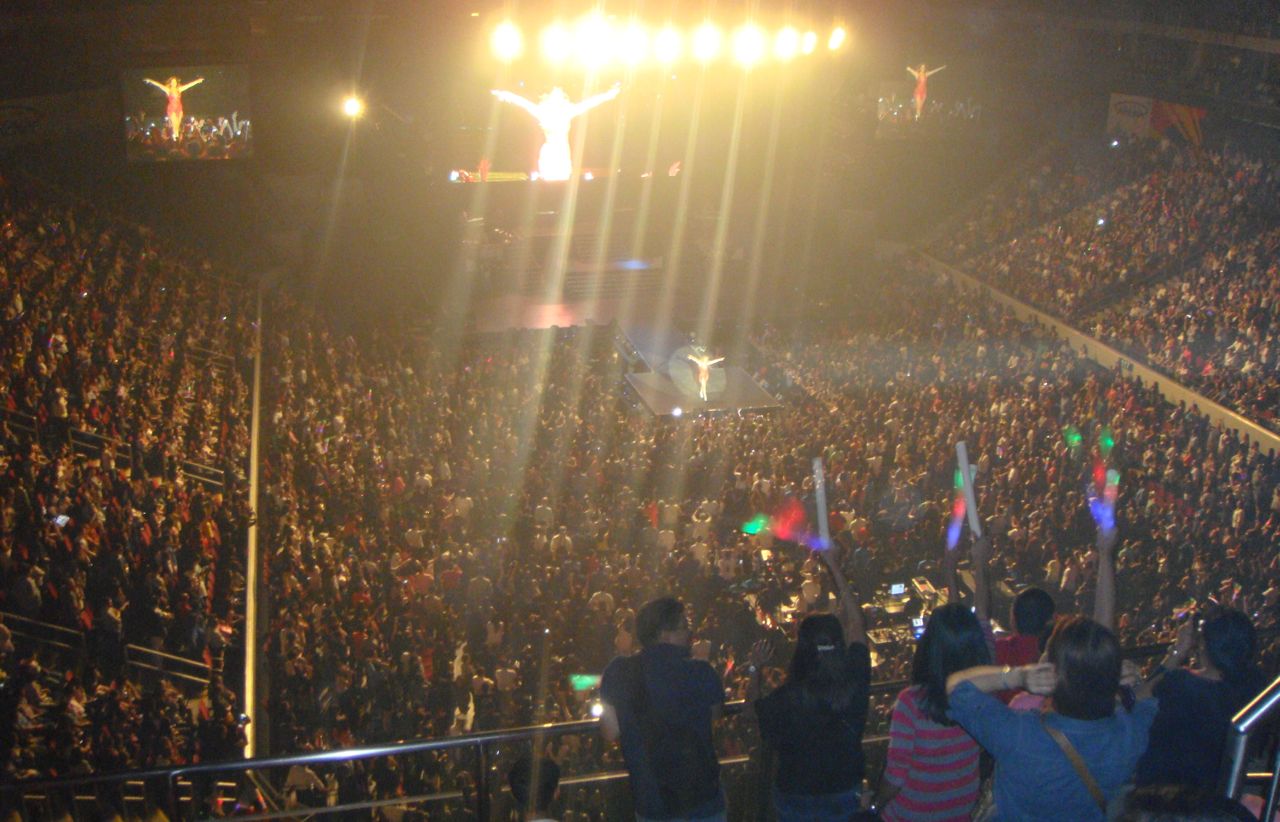 CROWDED HOUSE. J.Lo packed the MOA Arena with spectators across generations. Photo by Myles Sulat