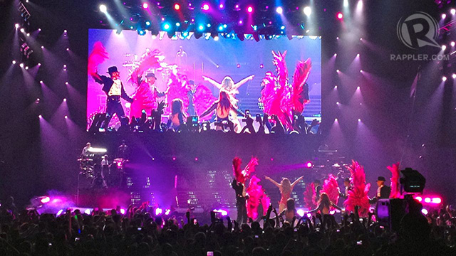 See the audience's mobile phones? JLo was doing a pretty long shimmy in this shot