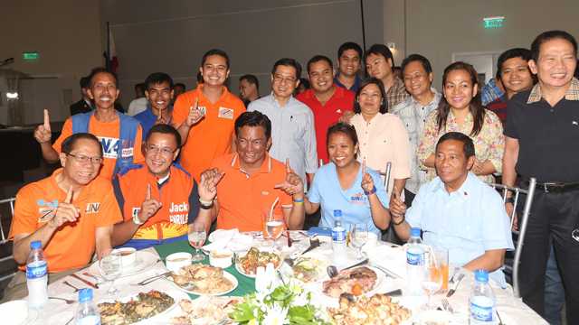SALCEDA'S STANCE? LP’s Albay Gov Joey Salceda flashes the LP sign while UNA leaders and candidates with him pose with their own sign. Photo from OVP Media