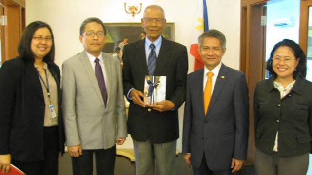 STANDING PROUD. The author (leftmost) with Amb. J. Eduardo Malaya, Philippine Embassy officials, and former Senator Rodolfo Biazon. Photo contributed by the Philippine Embassy in Malaysia. 