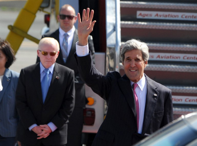 STRATEGIC PARTNER. US Secretary of State John Kerry arrives in Manila on Dec 17, 2013. Photo by Noel Celis/AFP