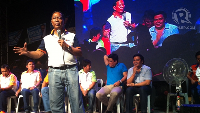 PETITION. Vice President Jejomar Binay campaigns for UNA in this file photo by Ayee Macaraig/Rappler