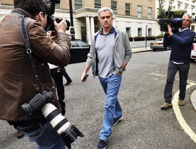 Jose Mourinho ketika meninggalkan rumahnya di London pada 22 Mei 2016. Foto oleh EPA